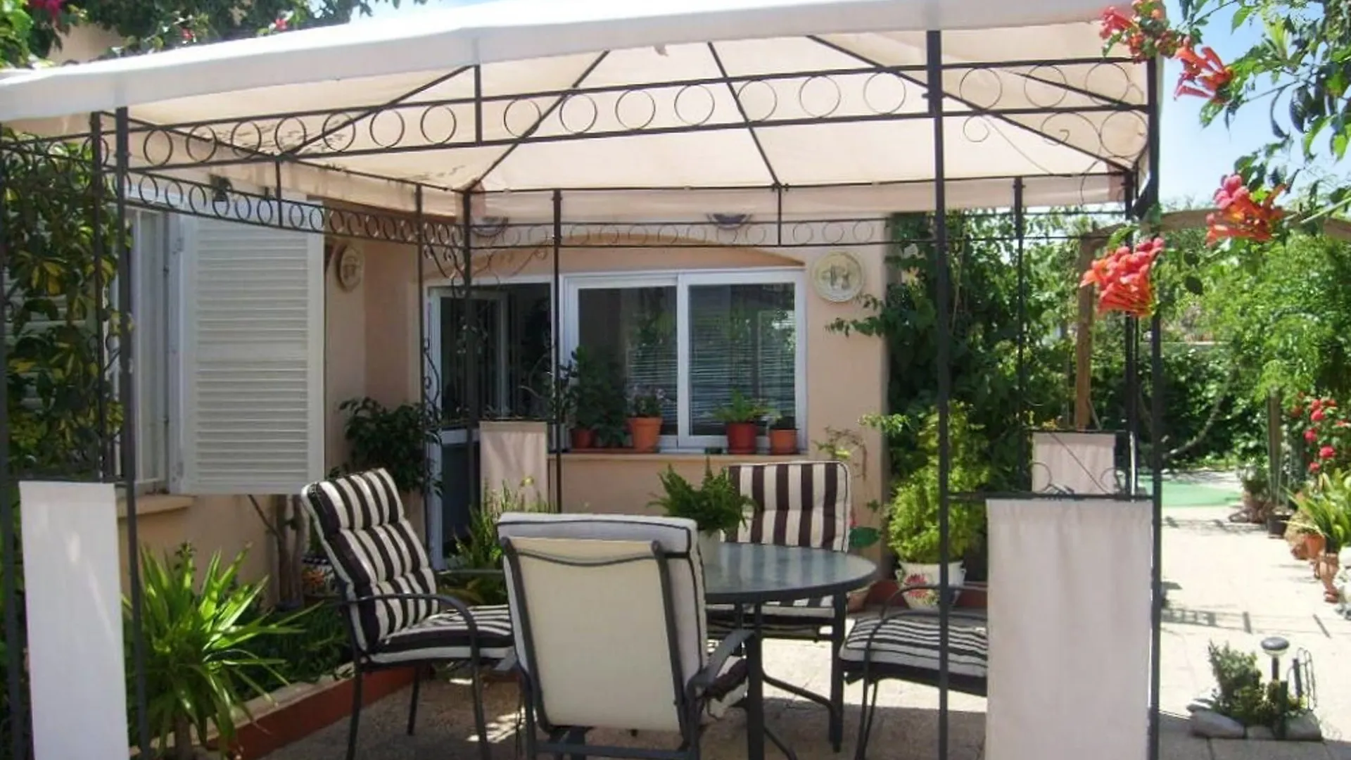Well-Appointed, 4-Bedroom House In Alcudia With A Furnished Terrace An Port de Alcudia  Apartment